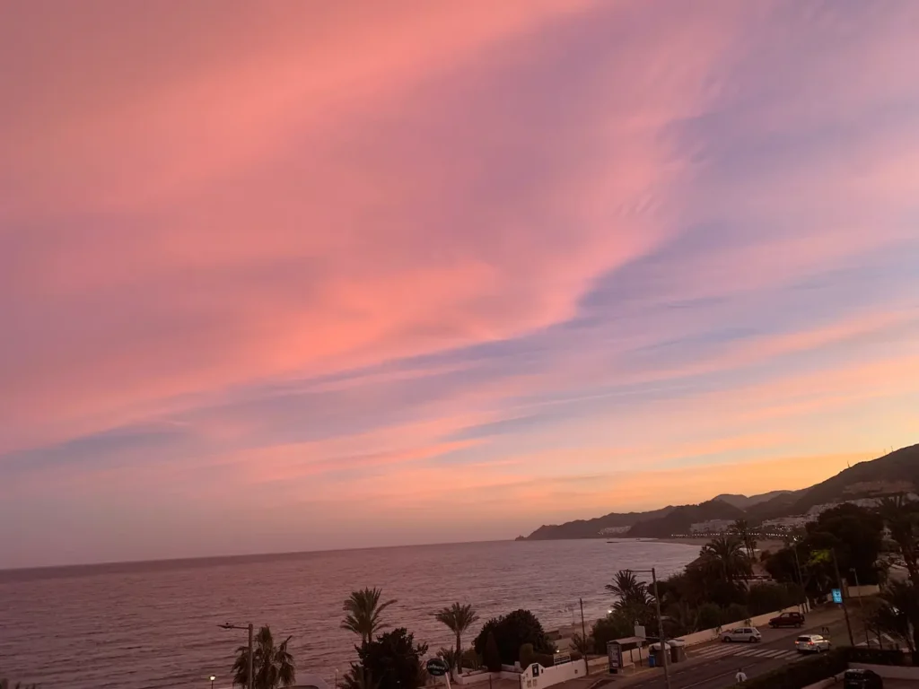 Vista desde una terraza de Mojácar playa donde se el atardecer